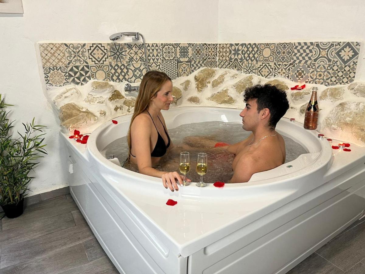Fortress Jacuzzi Suites Шатіва Екстер'єр фото