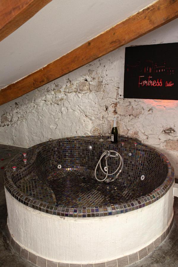 Fortress Jacuzzi Suites Шатіва Екстер'єр фото