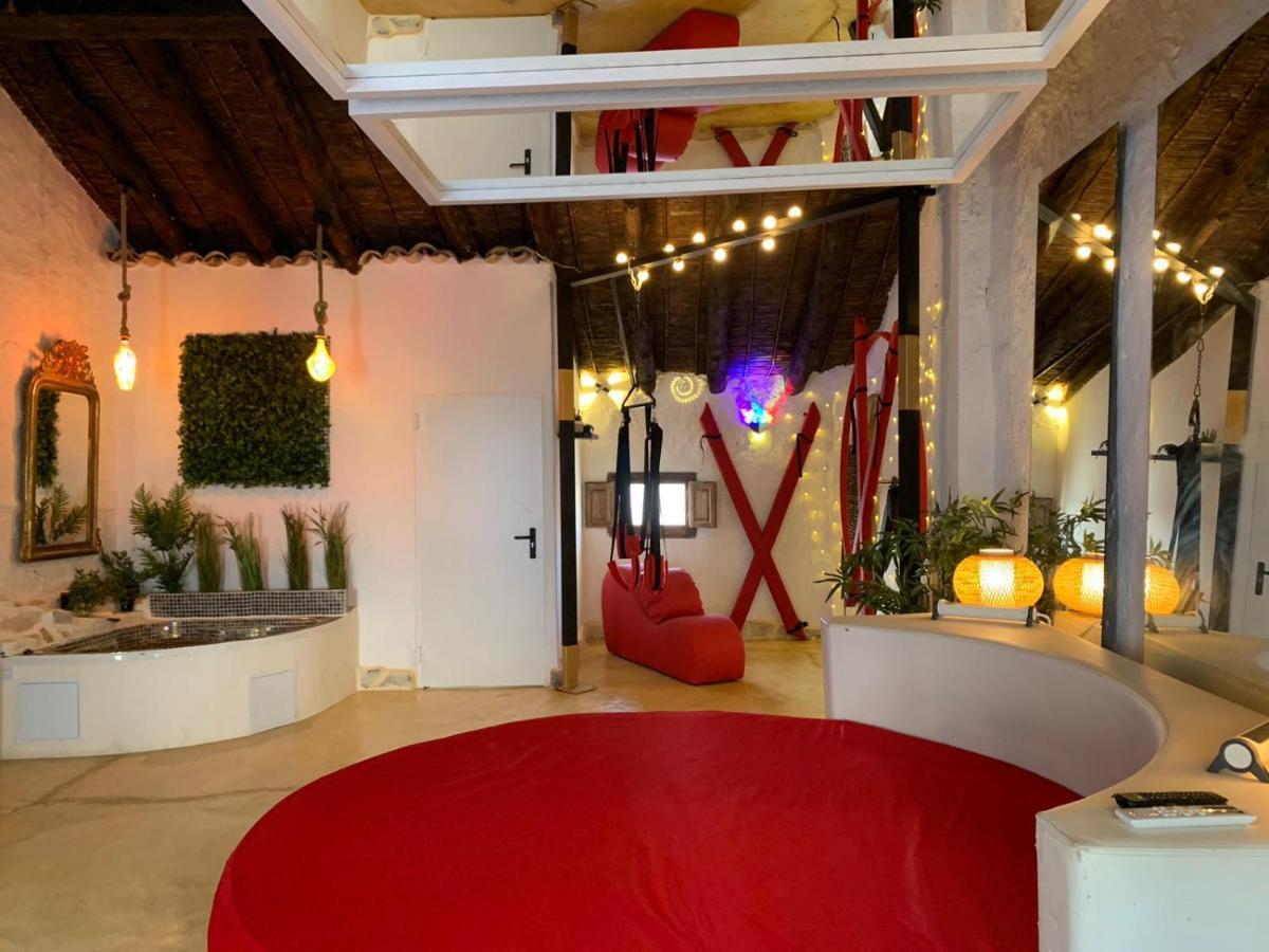Fortress Jacuzzi Suites Шатіва Екстер'єр фото